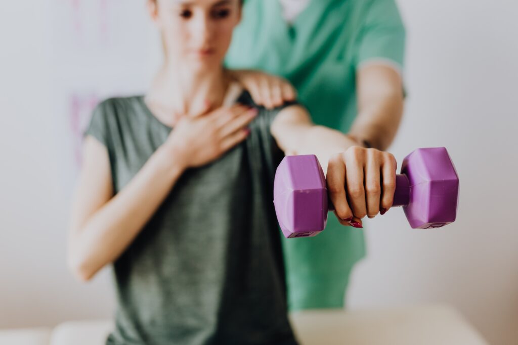 Unsere medizinische Trainingstherapie (MTT) ist eine effektive Möglichkeit, Inach einer Verletzung wieder aufzubauen und wieder fit zu werden. Wir bieten individuelle MTT-Programme in region Bern, Liebefeld und Köniz.